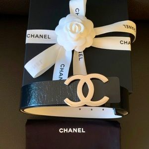 CHANEL NEW CC SILVER LOGO REVERSIBLE BLACK AND WHITE LEATHER BELT
